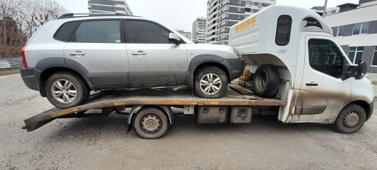 Эвакуатор загружает авто