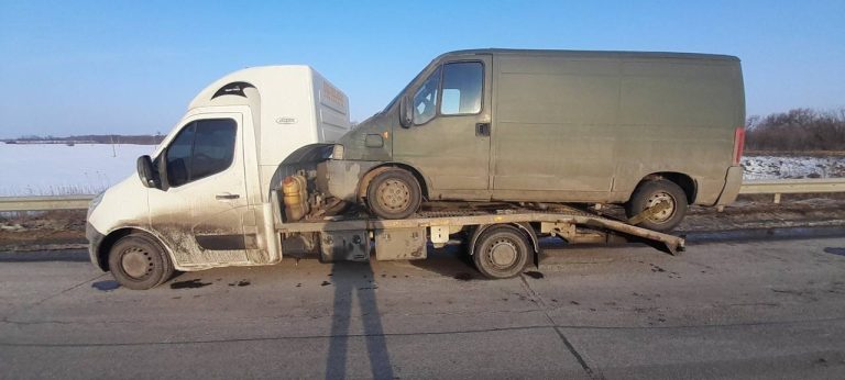 эвакуатор перевозит микроавтобус
